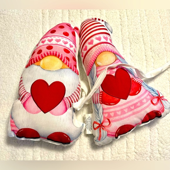 ❤️Gnomes💘2-Throw Pillows/for Valentine’s Day!💝 💌 - Picture 7 of 9